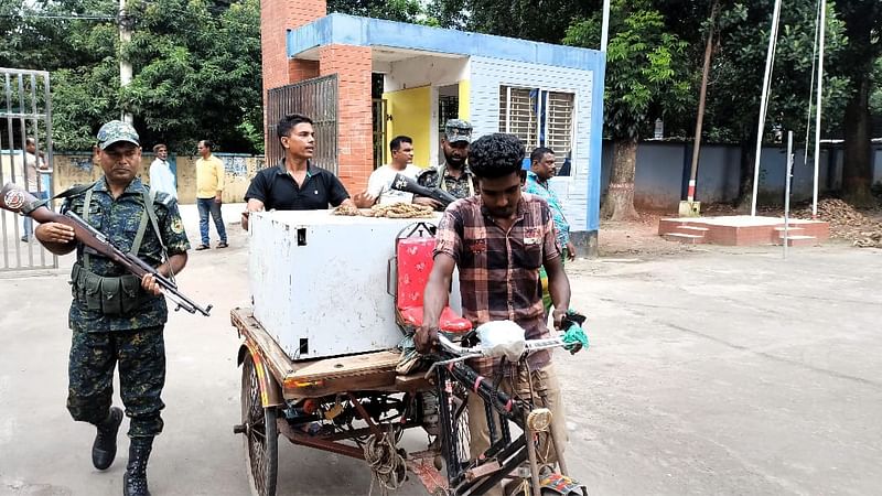 লুট হওয়া কমিউনিটি ব্যাংক বাংলাদেশের এটিএম বুথ উদ্ধার করে থানা চত্বরে আনা হয়েছে। আজ মঙ্গলবার সাতক্ষীরা সদর থানা